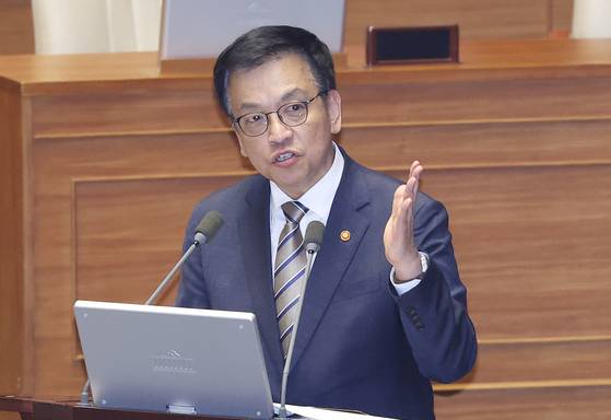 최상목 부총리 겸 기획재정부 장관이 15일 오후 국회 본회의장에서 열린 경제분야 대정부 질문에서 안도걸 더불어민주당 의원의 질의에 답하고 있다. 임현동 기자