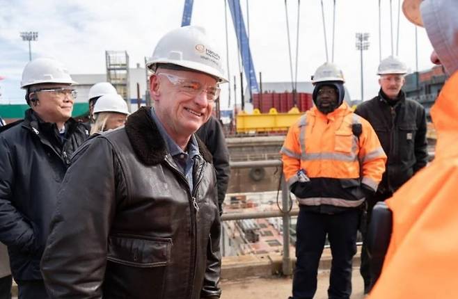 필리조선소에 방문한 마크 켈리 미국 애리조나주 상원의원. 사진=켈리 상원의원 홈페이지