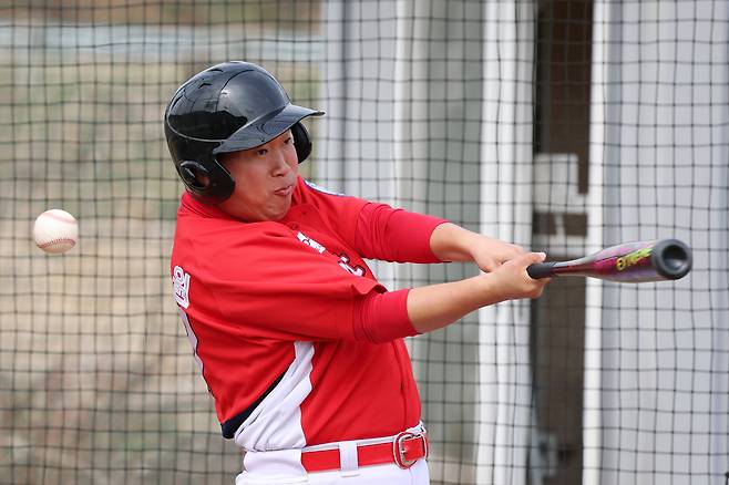 타석에 들어선 서지원 선수가 스윙에 실패하고 있다. “투수도 포수도 재미있다”는 서지원 선수는 이날 안타 하나를 쳤다.