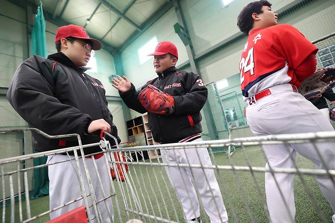 연습 중 고민석, 권지유 선수가 대화하고 있다. 권지유 선수는 “공이 날아올 때 떨려서 방망이를 휘두르는 게 가장 어렵다”고 했다.