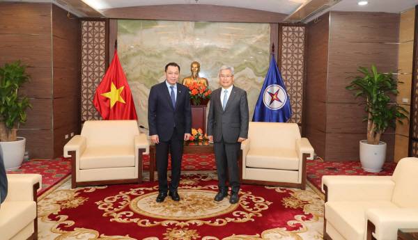 왼쪽부터 EVN 회장(당 황 안), 한국전력 사장(김동철). 한전 제공