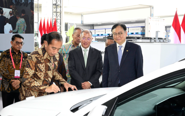 In this file photo, Hyundai Motor Group Executive Chair Chung Euisun (second from right) watches then Indonesian President Joko Widodo writing his autograph on a Kona Electric at the celebration of Hyundai Motor's completion of an EV battery plant in Karawang, Indonesia, July 2024. (Hyundai Motor Group)