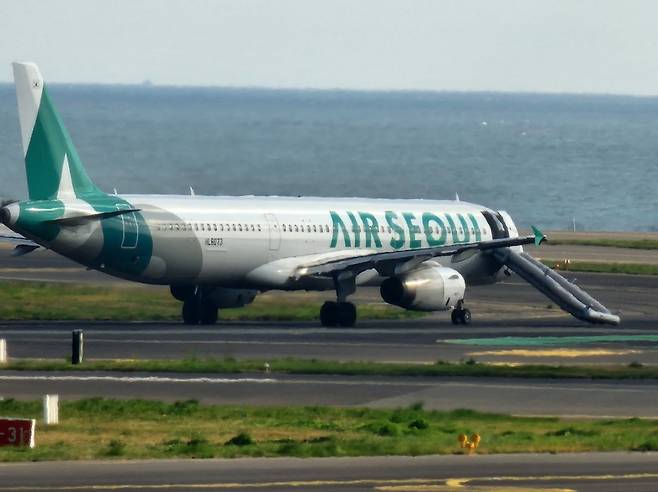 15일 오전 제주에서 서울로 가려던 에어서울 RS902편의 비상문이 개방된 모습. 독자 제공