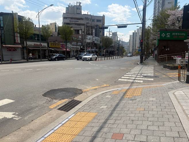 15일 낮 12시쯤 서울 중랑구청 인근에 발생한 싱크홀 발생 지점에 임시 보수 조치가 이뤄진 모습. 이찬희 기자