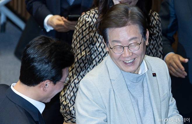 (서울=뉴스1) 이재명 기자 = 제21대 대통령선거에 출마를 선언한 이재명 전 더불어민주당 대표가 14일 오후 서울 여의도 국회에서 열린 제424회 국회(임시회) 제2차 본회의을 나서며 미소를 짓고 있다. 2025.4.14/뉴스1 Copyright (C) 뉴스1. All rights reserved. 무단 전재 및 재배포, AI학습 이용 금지. /사진=(서울=뉴스1) 이재명 기자