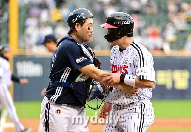 두산 양의지가 4회말이 끝난 뒤 LG 박동원을 걱정하며 사과하고 있다 / 잠실 = 유진형 기자 zolong@mydaily.co.kr