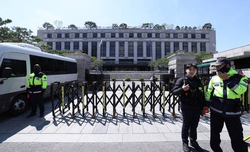 윤석열 전 대통령에 대한 파면 선고가 결정 난 지 열흘이 지난 15일 서울 종로구 헌법재판소 앞에 경찰 차단벽이 세워져 있다. 남정탁 기자