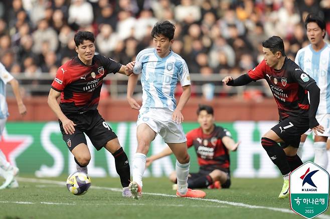 동해안 더비 경기 모습. /사진=한국프로축구연맹 제공