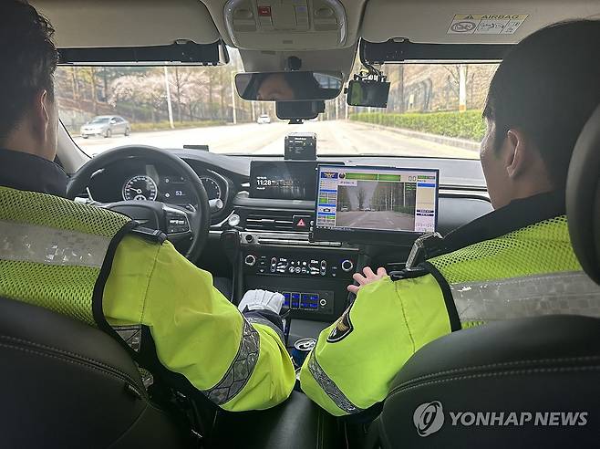 '매의 눈'으로 암행순찰 (원주=연합뉴스) 강태현 기자 = 15일 낮 원주 시내 도로에서 교통 경찰들이 암행순찰차를 몰고 단속을 하고 있다. 2025.4.15 taetae@yna.co.kr