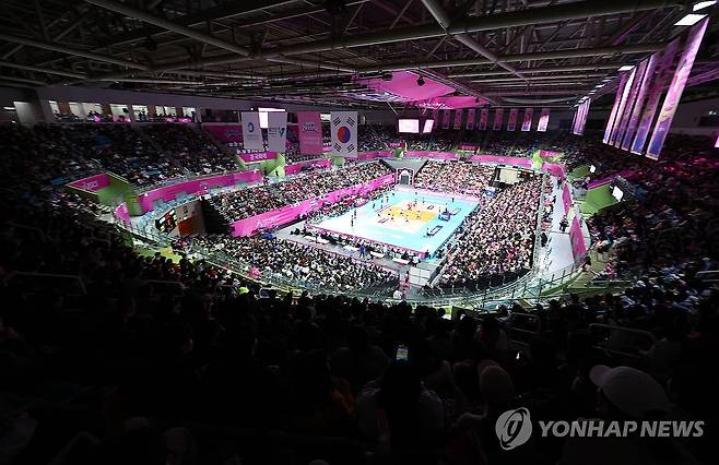 '은퇴 선언' 김연경의 티켓 파워, 흥국생명 경기 연일 매진 (인천=연합뉴스) 임순석 기자 = 25일 인천 삼산월드체육관에서 열린 프로배구 V리그 여자부 흥국생명과 IBK기업은행 경기가 만원 관중을 이루고 있다. 2025.2.25 soonseok02@yna.co.kr