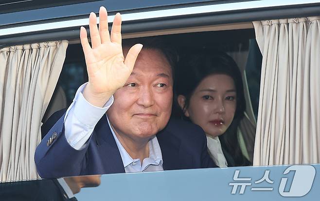 윤석열 전 대통령과 부인 김건희 여사가 11일 오후 서울 용산구 한남동 대통령 관저를 떠나 서초동 사저로 이동하며 지지자들과 인사를 하고 있다. (공동취재) 2025.4.11/뉴스1 ⓒ News1 김성진 기자