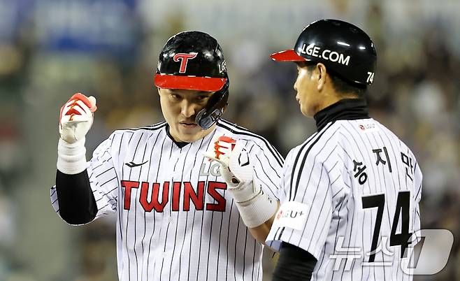 16일 서울 송파구 잠실야구장에서 열린 프로야구 '2025 신한 SOL 뱅크 KBO리그' 삼성 라이온즈와 LG 트윈스의 경기, 4회말 LG 공격 선두타자 박동원이 안타를 치고 기뻐하고 있다. 2025.4.16/뉴스1 ⓒ News1 이승배 기자