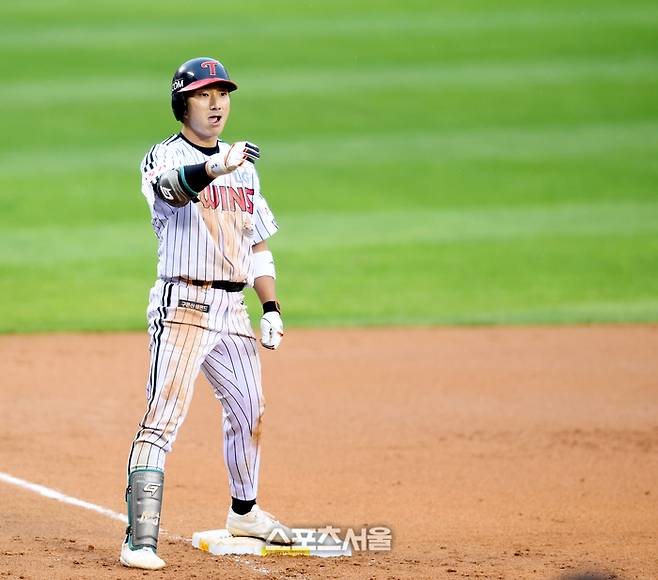 LG 신민재가 6일 잠실구장에서 열린 KT와 2024 KBO리그 준플레이오프 2차전 6회말 1사만루 좌전안타를 친 후 상대실책을 틈 타 3루까지 진루해 세리머니를 하고 있다. 잠실 | 최승섭기자 thunder@sportsseoul.com