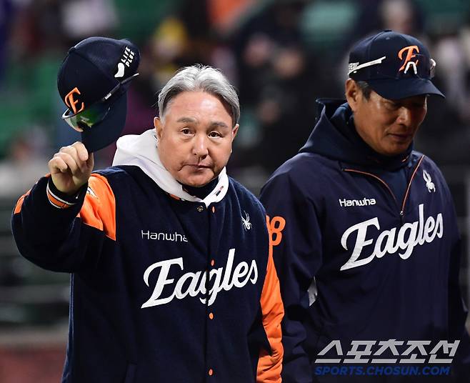 15일 인천 SSG랜더스필드에서 열린 KBO리그 SSG와 한화의 경기. 한화가 SSG에 승리했다. 경기 종료 후 팬들에게 인사하는 김경문 감독. 인천=송정헌 기자songs@sportschosun.com/2025.04.15/