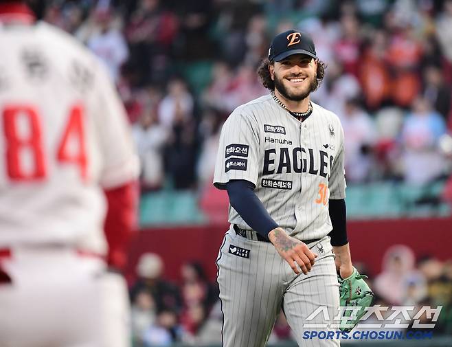 15일 인천 SSG랜더스필드에서 열린 KBO리그 SSG와 한화의 경기. 1회 무실점 투구를 마친 한화 선발 폰세. 인천=송정헌 기자songs@sportschosun.com/2025.04.15/