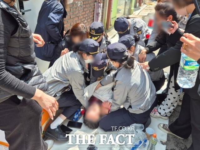 서울북부지법이 16일 오전 서울 성북구 미아리 철거민 등에 명도집행을 실시했다. 사진은 철거민이 명도집행에 항의하며 드러누운 모습. /독자 제공