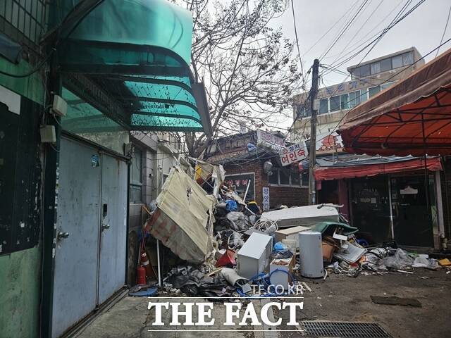 이날 오후 2시께 명도집행 절차가 끝난 뒤 아수라장인 현장 모습. /이다빈 기자