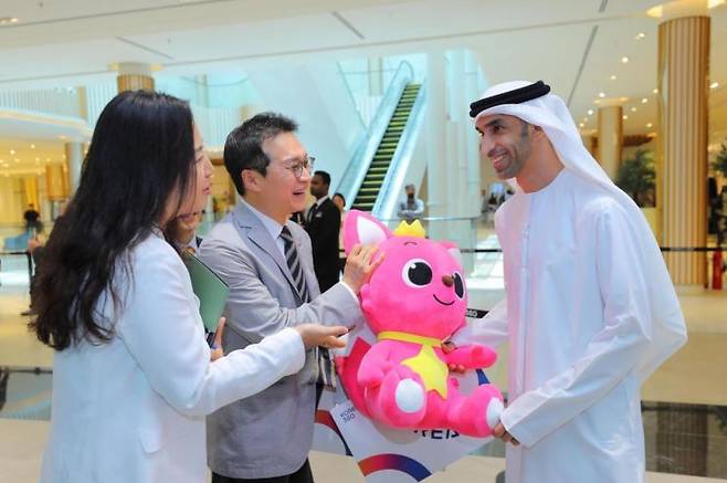타니 빈 아흐마드 알제유디 UAE 외교통상부 특임장관(오른쪽)이 지난 11일 두바이 페스티벌시티몰에서 열린 'UAE 코리아 360' 개관식에 참석해 환대를 받고 있다.