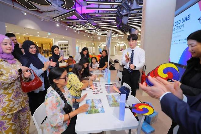 'UAE 코리아 360'을 찾은 현지인들은 K콘텐츠는 물론 국립중앙박물관 전통문화 상품 등 한국 문화에도 큰 관심을 보였다.