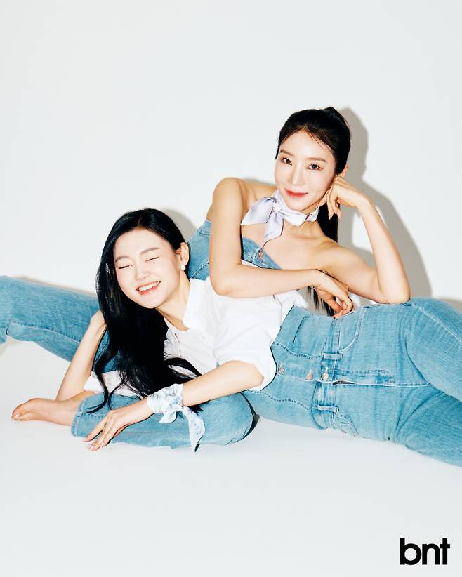 권은진, 양혜란 데님 점프슈트는 진바비, 액세서리는 세인트메리 제품.