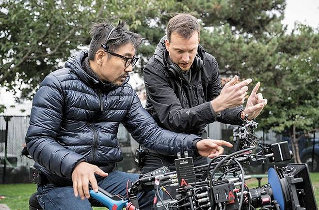 휴 그랜트가 매력적인 악역을 맡은 심리 스릴러 ‘헤레틱’ 촬영장에서 정정훈(왼쪽) 촬영감독이 스콧 벡 감독과 의견을 나누고 있다. ‘헤레틱’은 개성 있는 영화를 선점하기로 유명한 배급사 A24의 작품이다. /스튜디오 오르카