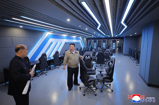 김정은이 지난 3일 준공을 앞둔 화성지구 3단계 구역에 들어선 주요 시설물을 돌아보는 모습. /조선중앙통신 연합뉴스