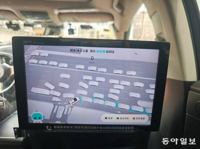 9일 중국 베이징에서 탑승한 자율주행차 뒷좌석의 화면에 주변 차량과 오토바이가 표시돼 있다.
베이징=김철중 특파원 tnf@donga.com