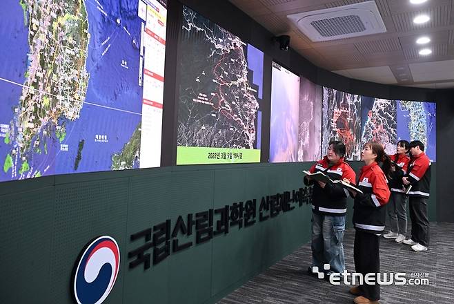 최근 순간풍속 15m에 달하는 준 태풍급 강풍이 지속되면서 전국에 산불 경계령이 지속되고 있다. 〈전자신문 DB〉