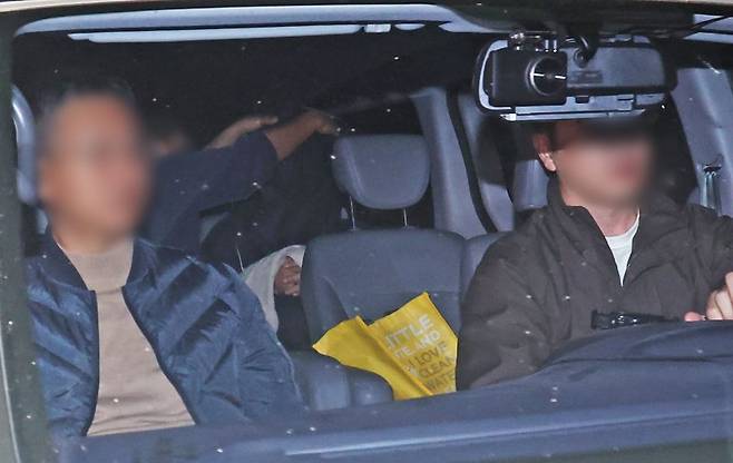 부모와 처자식 등 일가족 5명을 살해한 50대 가장 A씨가 15일 경기도 용인서부경찰서로 압송되고 있다. A씨는 용인시 수지구 아파트 자택에서 80대 부모와 50대 아내, 10~20대 두 딸 등 가족 5명을 목 졸라 살해한 혐의를 받고 있다. 연합뉴스