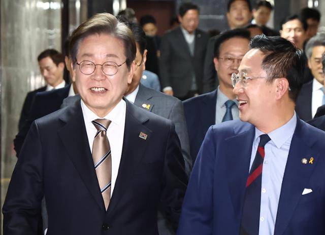 대선에 출마하는 이재명(왼쪽) 더불어민주당 전 대표가 16일 오후 서울 여의도 국회에서 열린 비공개 의원총회에 참석하고 있다. 오른쪽은 박성준 원내수석부대표. 뉴스1