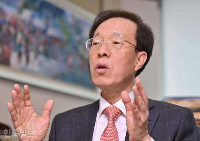 이석연 전 법제처장이 14일 서울 서초구 본인의 사무실에서 한국일보와 인터뷰하고 있다. 최주연 기자