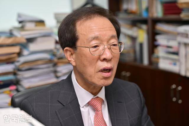 14일 이석연 전 법제처장이 서울 서초구에 위치한 변호사 사무실에서 한국일보와 인터뷰를 하고 있다. 최주연 기자