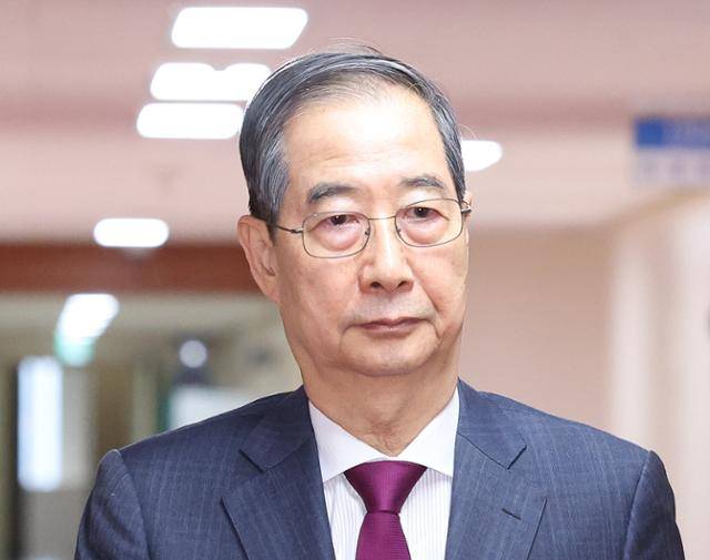 한덕수 대통령 권한대행 국무총리가 14일 정부서울청사에서 열린 국무회의에 입장하고 있다. 뉴시스