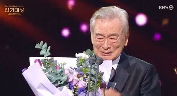 현역 최고령 원로배우 이순재(90) 시상식에 불참하면서 건강이상설에 휩싸였다./사진=KBS 연기대상 캡처