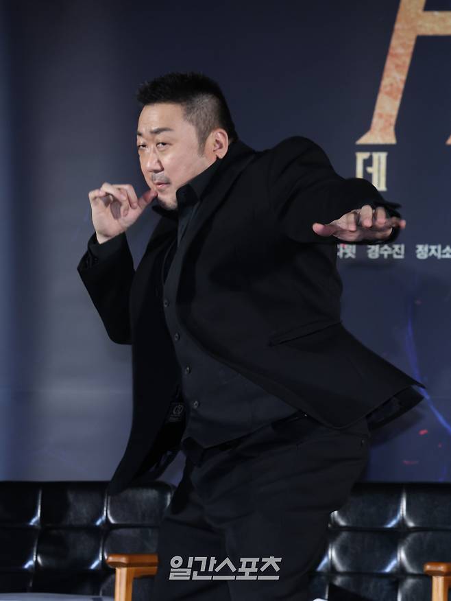 배우 마동석이 2일 오전 서울 광진구 롯데시네마 건대입구점에서 열린 영화 '거룩한 밤: 데몬 헌터스' 제작보고회에 참석해 복싱 퍼포먼스를 하고 있다. '거룩한 밤'은 악을 숭배하는 집단에 의해 혼란에 빠진 도시, 특별한 능력을 가진 어둠의 해결사 ‘거룩한 밤’ 팀 바우(마동석), 샤론(서현), 김군(이다윗)이 악의 무리를 처단하는 오컬트 액션이다. 서병수 기자 qudtn@edaily.co.kr /2025.04.02/