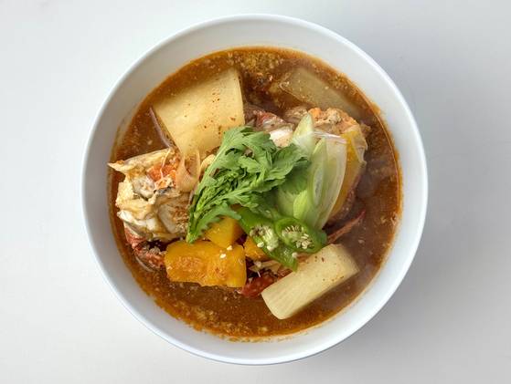 단호박과 꽃게에 고춧가루와 된장으로 간을 한 시원한 꽃게탕. 사진 이정웅