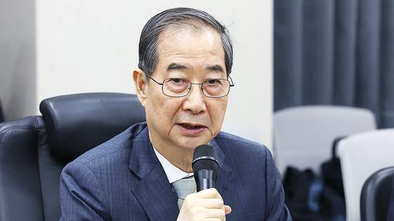 한덕수 대통령 권한대행 국무총리가 지난 15일 기아 오토랜드 광주공장에서 자동차산업 현장 간담회를 하고 있다. 연합뉴스