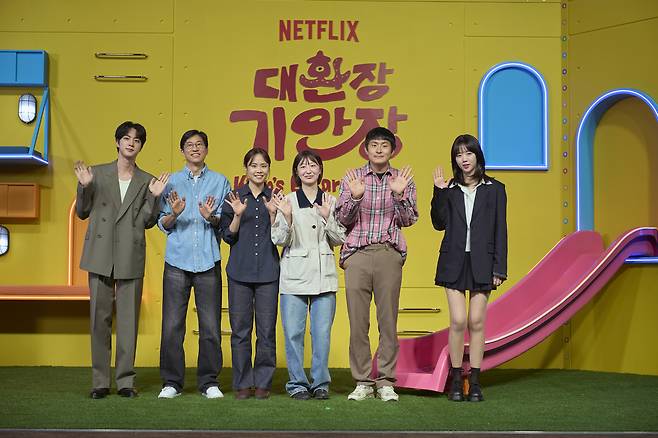 넷플릭스 오리지널 예능 <대환장 기안장> 출연진 및 제작진이 지난 15일 서울 종로구 JW메리어트 동대문 스퀘어에서 기자간담회를 열고 인사하고 있다. 연합뉴스