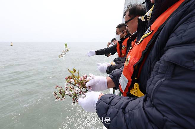 유가족이 단원고 인근에서 가져온 벚꽃을 헌화하고 있다.