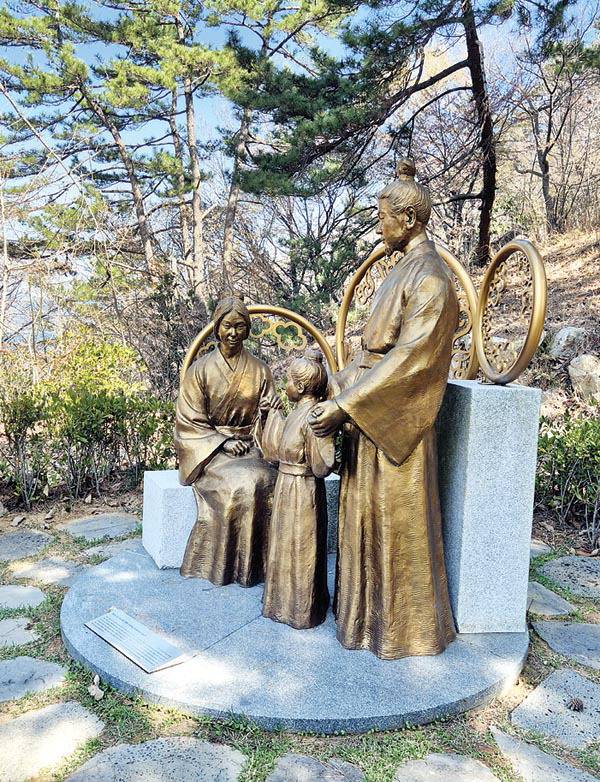 노도 야외전시장의 사씨남정기 조형물.