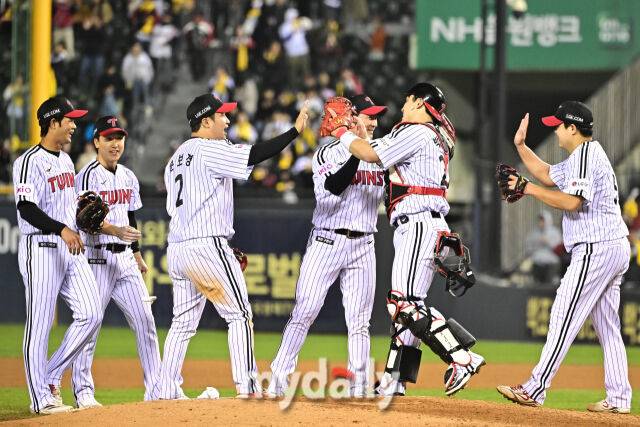 15일 서울 잠실야구장에서 열린 '2025 신한 SOL BANK KBO리그' 삼성 라이온즈와 LG 트윈스 경기.LG가 역대 4번째 팀 노히트 노런 3-0 승리 후 기뻐하고 있다./잠실=한혁승 기자