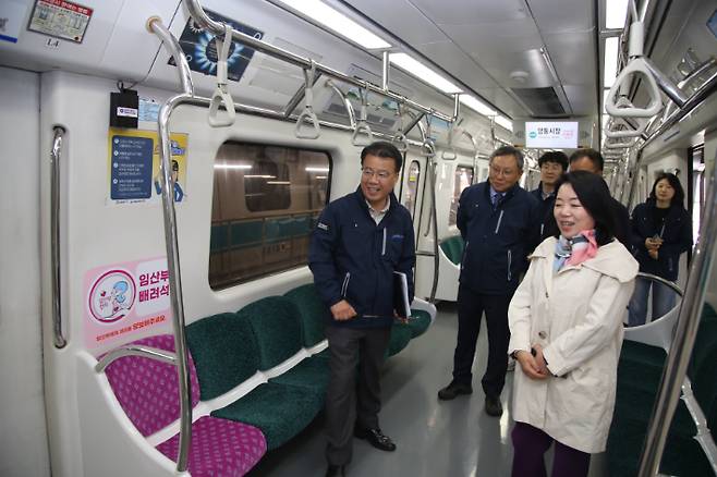 광주교통공사가 승객들의 안전 확보와 쾌적한 열차 이용 환경 조성을 위해 오는 5월까지 전동차 객실 의자를 전면 교체한다고 16일 밝혔다. 광주교통공사 제공