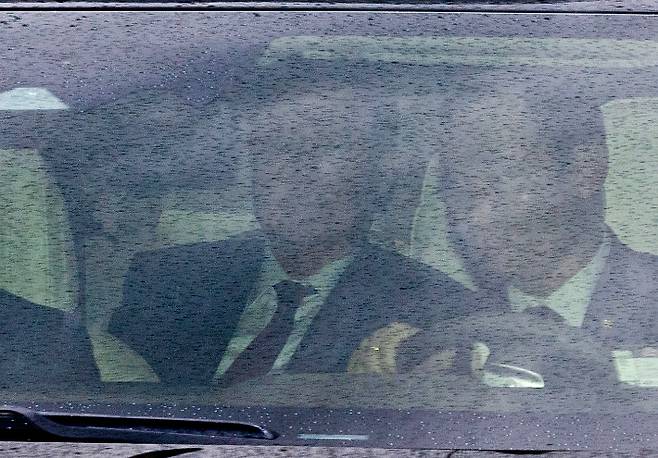 내란 우두머리 혐의로 형사 첫 정식재판을 받는 윤석열 전 대통령이 14일 오후에 열리는 재판에 출석하기 위해 서울 서초구 서울중앙지방법원에 들어서고 있다. 연합뉴스