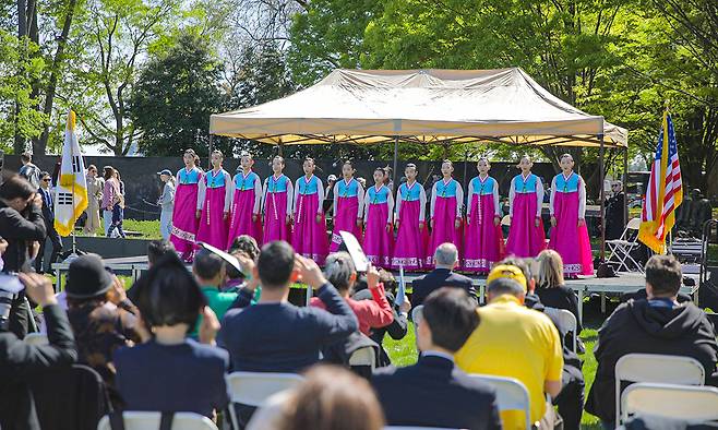리틀엔젤스예술단이 13일(현지시간) 워싱턴DC 한국전참전용사기념공원에서 열린 ‘유엔참전용사 추모 음악회’에서 공연하고 있다. 리틀엔젤스예술단 제공