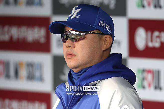 ▲ 삼성 박진만 감독이 15일 잠실 LG전에서 그라운드를 바라보고 있다. 삼성은 이날 9이닝 동안 LG 투수 네 명을 상대로 단 하나의 안타도 때려내지 못하고 역대 4호 팀 노히터 기록의 희생양이 됐다. ⓒ곽혜미 기자