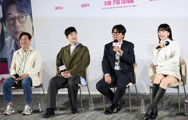 (서울=뉴스1) 권현진 기자 = 강이관 감독(왼쪽부터)과 배우 장기하, 김윤석, 배두나가 16일 오전 서울 강남구 삼성동 메가박스 코엑스점에서 열린 영화 '바이러스'(감독 강이관) 제작보고회에 참석해 미소를 짓고 있다. '바이러스'는 이유 없이 사랑에 빠지는 치사율 100% 바이러스에 감염된 택선(배두나 분)이 모쏠 연구원 수필(손석구 분), 오랜 동창 연우(장기하 분), 그리고 치료제를 만들 수 있는 유일한 전문가 이균(김윤석)까지 세 남자와 함께하는 예기치 못한 여정을 그린 작품이다. 2025.4.16/뉴스1 Copyright (C) 뉴스1. All rights reserved. 무단 전재 및 재배포, AI학습 이용 금지. /사진=(서울=뉴스1) 권현진 기자