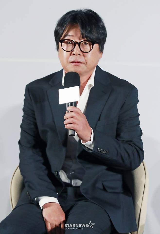 배우 김윤석이 16일 오전 서울 강남구 메가박스 코엑스에서 진행된 영화 '바이러스' 제작보고회에 참석해 질문에 답하고 있다. 이유 없이 사랑에 빠지는 치사율 100% 바이러스에 감염된 택선이 모쏠 연구원 수필, 오랜 동창 연우, 그리고 치료제를 만들 수 있는 유일한 전문가 이균까지 세 남자와 함께하는 예기치 못한 여정을 그린 영화 '바이러스'는 5월 7일 개봉한다. /2025.04.16 /사진=이동훈 photoguy@