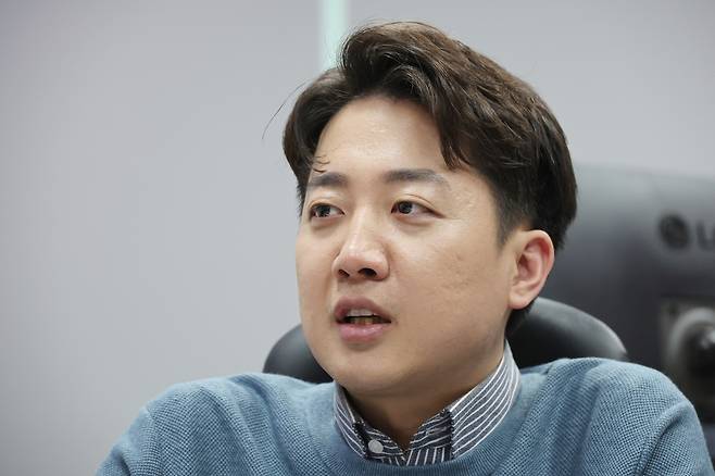 연합뉴스와 인터뷰하는 이준석 의원 (서울=연합뉴스) 박동주 기자 = 개혁신당 대선 후보인 이준석 의원이 15일 서울 여의도 국회 의원회관에서 연합뉴스 취재진과 인터뷰하고 있다. 2025.4.16
pdj6635@yna.co.kr