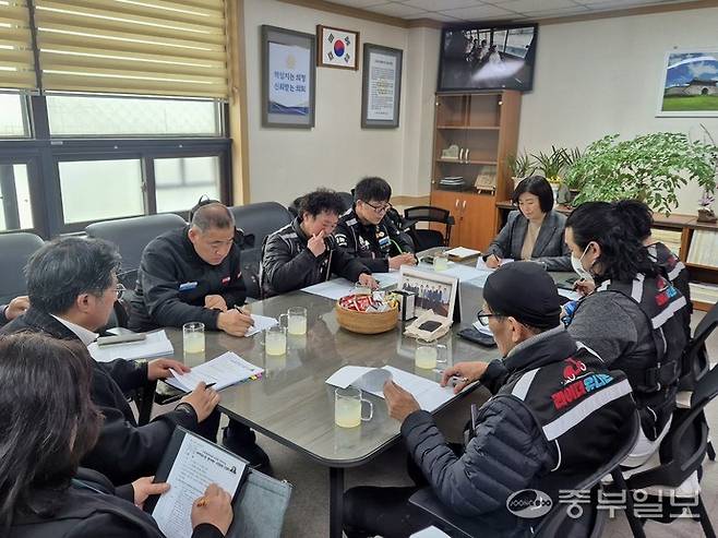 지난 16일 수원시의회 내 장정희 기획경제위원장의 사무실에서 장 위원장과 라이더유니온·수원시 관계자들이 간담회를 갖고 업계 현안을 논의하고 있다. 강현수기자
