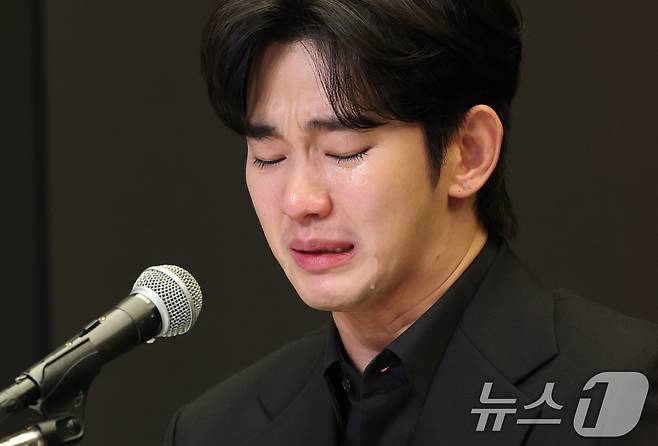 배우 김수현이 31일 오후 서울 마포구 스탠포드호텔에서 긴급 기자회견을 열고 고(故) 김새론이 미성년자일 때부터 교제했다는 의혹을 비롯한 각종 논란에 대해 입장을 밝히고 있다. 2025.3.31/뉴스1 ⓒ News1 권현진 기자